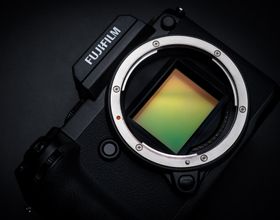 Fujifilm - zamiast o pełnoklatkowych aparatach myśli o tanim średnim formacie