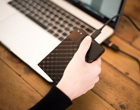 Dysk zewnętrzny zabezpieczany odciskiem palca - Verbatim prezentuje Fingerprint Secure