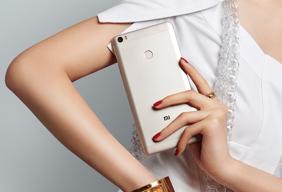 Https xiaomi 1 ru. Сотрудники Xiaomi. Xiaomi девушка. Ксиоми фото в руке. Xiaomi в руках девушки фото.